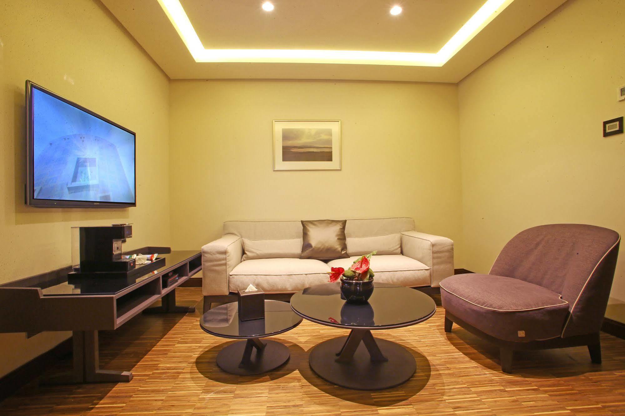 Lancaster Plaza Beirut Hotel Exterior photo A living room