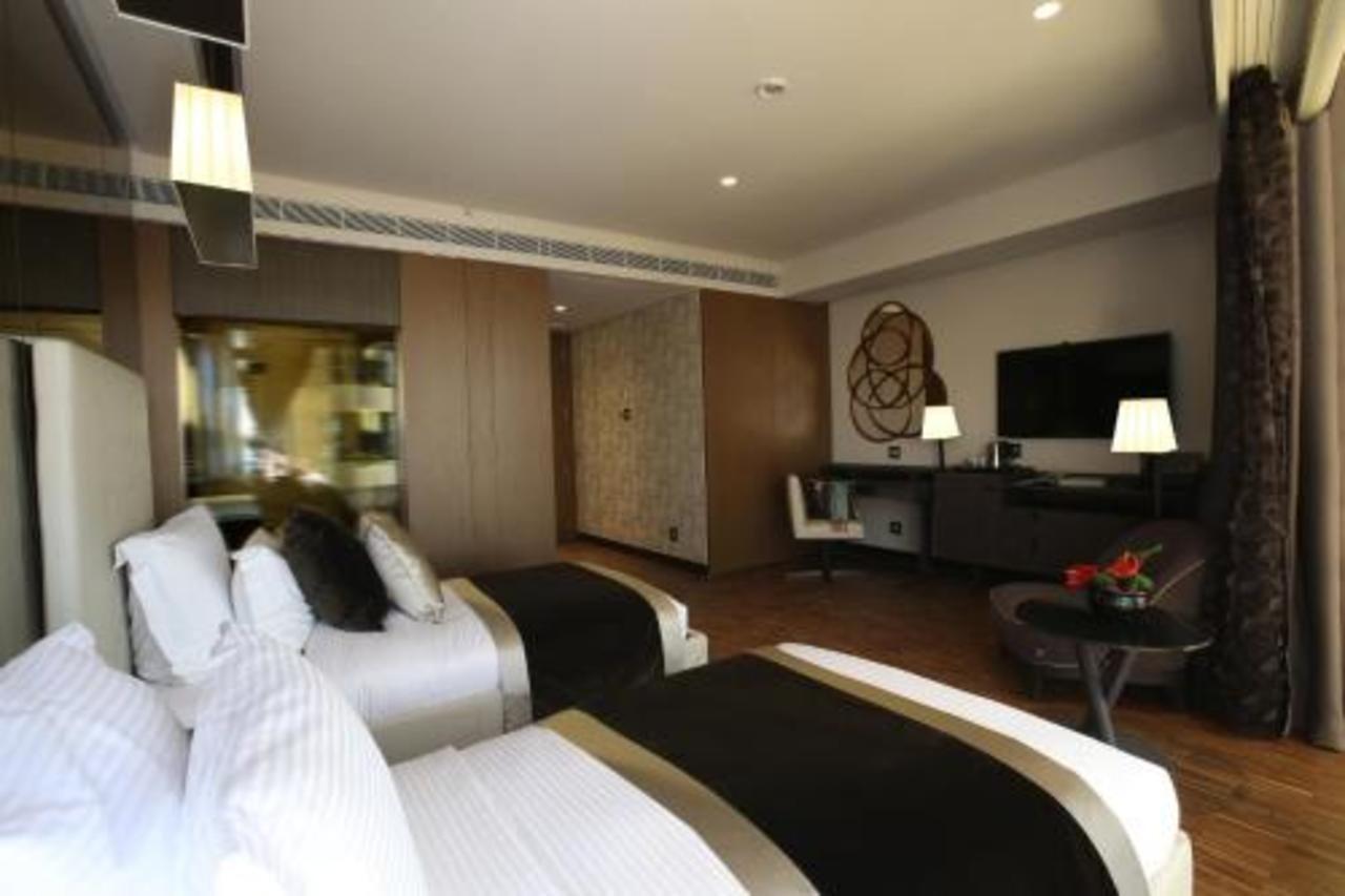 Lancaster Plaza Beirut Hotel Exterior photo A room at the hotel
